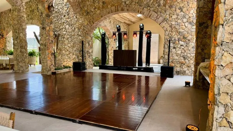 Pista de baile de madera frente a una cabina de DJ