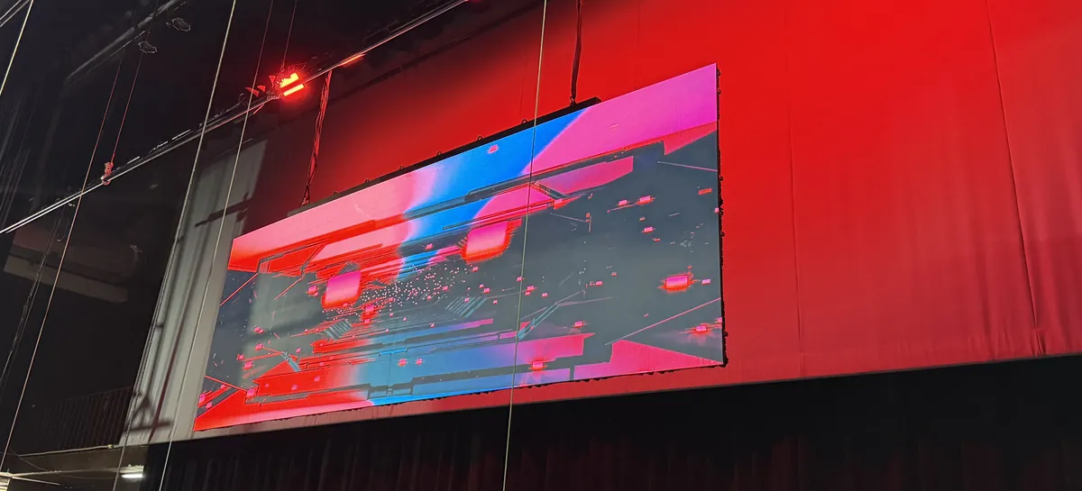 Pantallas LED instaladas sobre un escenario de teatro